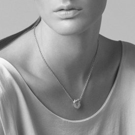 Björg Jewellery - Halsband Anatomiskt Hjärta Medium Kort Silver