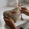 Sminkväska - Heart Leopard Beige