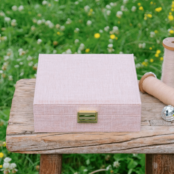 Maison Scarlett - Smyckeskrin Anne Linen Rosa