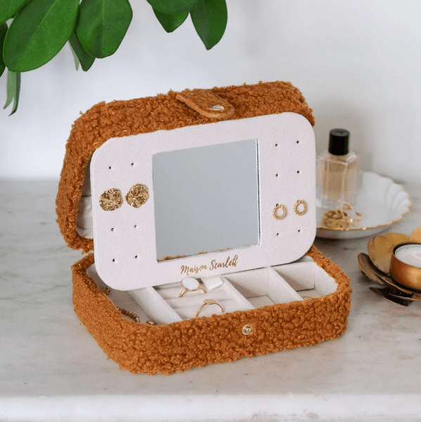 Maison Scarlett - Smyckeskrin Birgitte Teddy Camel