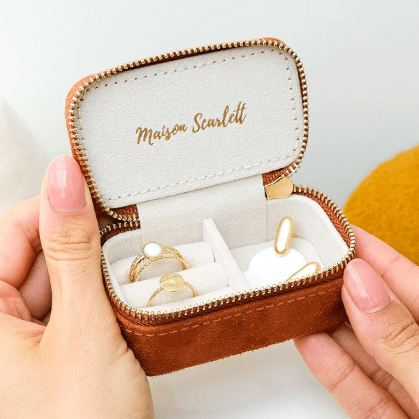 Maison Scarlett - Smyckeskrin Marie Velvet Camel