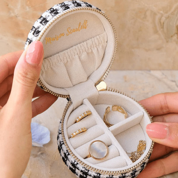 Maison Scarlett - Smyckeskrin Yvonne Houndstooth
