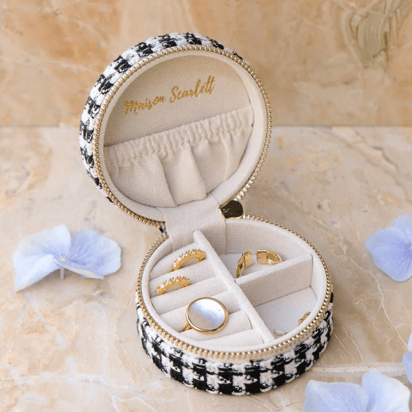 Maison Scarlett - Smyckeskrin Yvonne Houndstooth