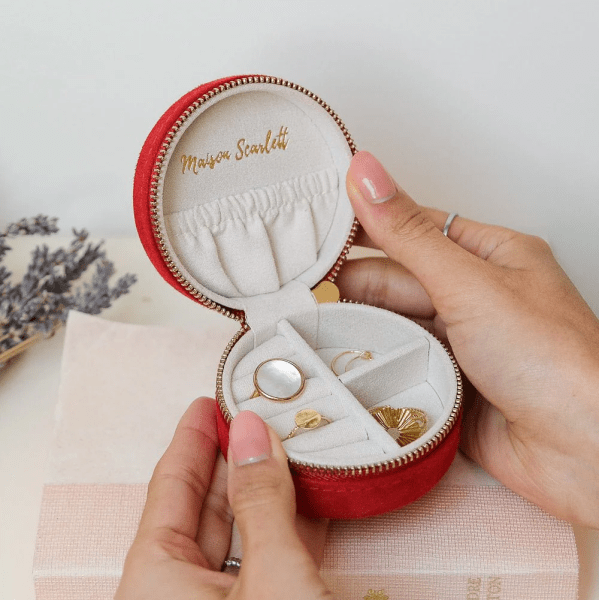 Maison Scarlett - Smyckeskrin Yvonne Velvet Röd