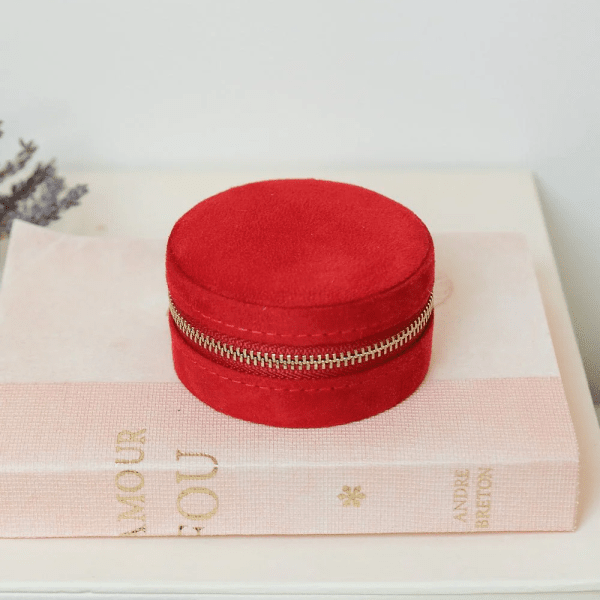 Maison Scarlett - Smyckeskrin Yvonne Velvet Röd