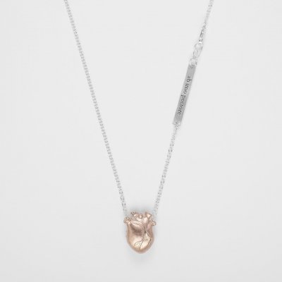 Björg Jewellery - Halsband Anatomiskt Hjärta Medium Kort Rosé