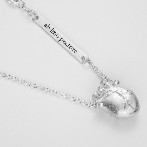 Björg Jewellery - Halsband Anatomiskt Hjärta Medium Kort Silver