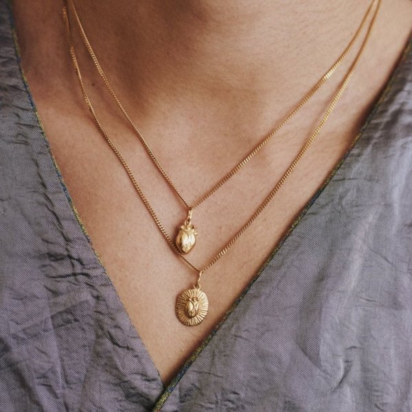 Björg Jewellery - Halsband Anatomiskt Hjärta Iconic Medium Guld