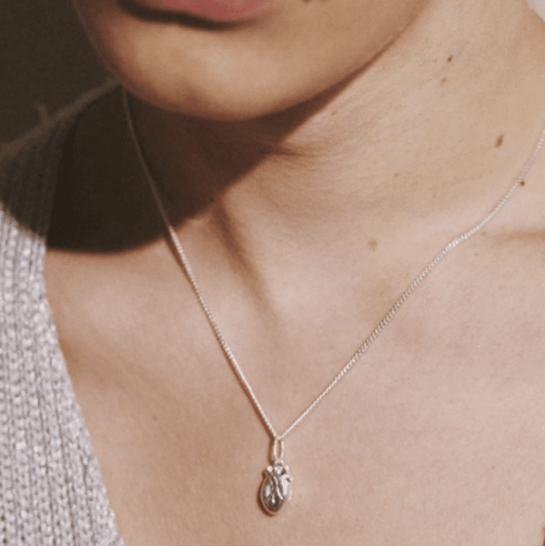 Björg Jewellery - Halsband Anatomiskt Hjärta Iconic Smal Silver