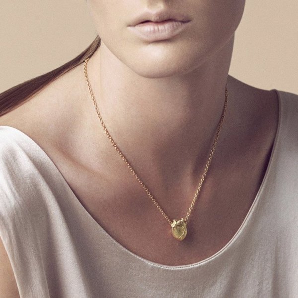 Björg Jewellery - Halsband Anatomiskt Hjärta Medium Kort Guld