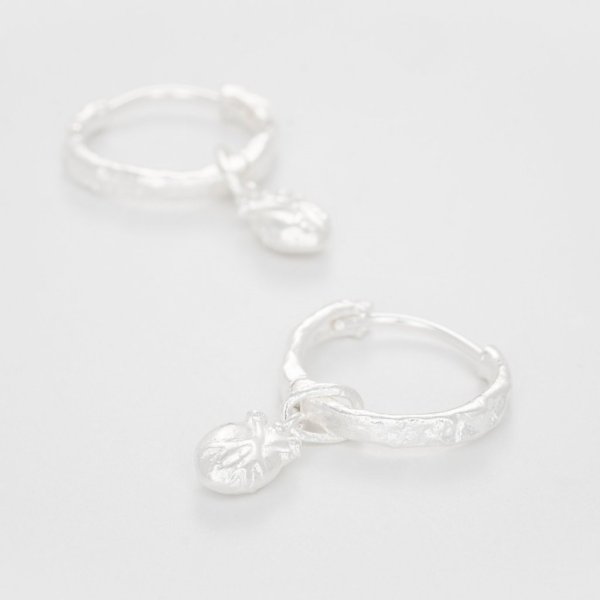 Björg Jewellery - Örhängen Anatomiskt Hjärta Hoop Silver