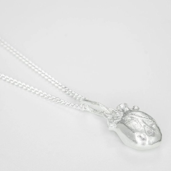 Björg Jewellery - Halsband Anatomiskt Hjärta Iconic Medium Silver
