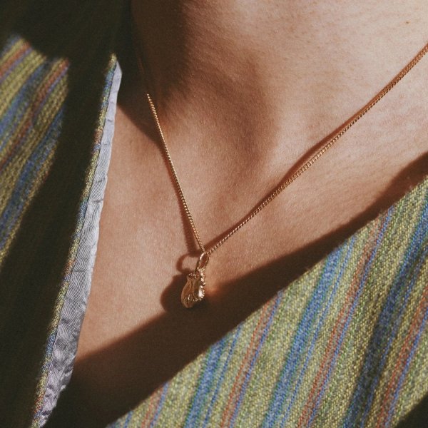 Björg Jewellery - Halsband Anatomiskt Hjärta Iconic Smal Guld