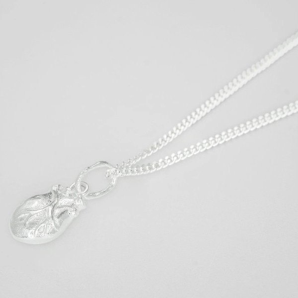 Björg Jewellery - Halsband Anatomiskt Hjärta Iconic Smal Silver