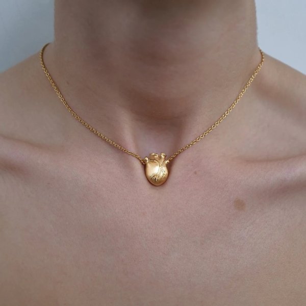 Björg Jewellery - Halsband Anatomiskt Hjärta Medium Kort Guld