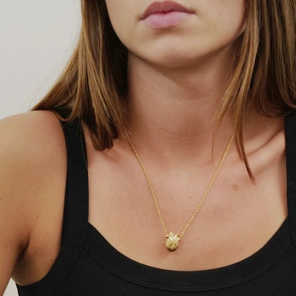 Björg Jewellery - Halsband Anatomiskt Hjärta Medium Kort Guld