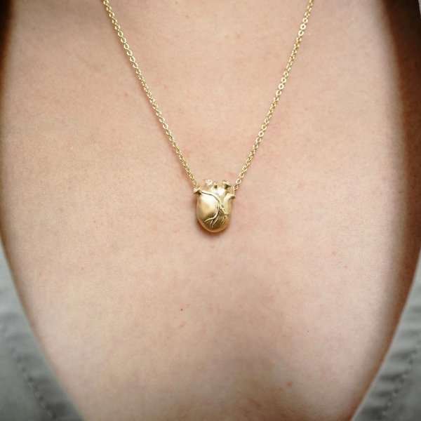 Björg Jewellery - Halsband Anatomiskt Hjärta Medium Kort Guld