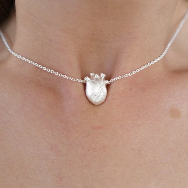 Björg Jewellery - Halsband Anatomiskt Hjärta Medium Kort Silver