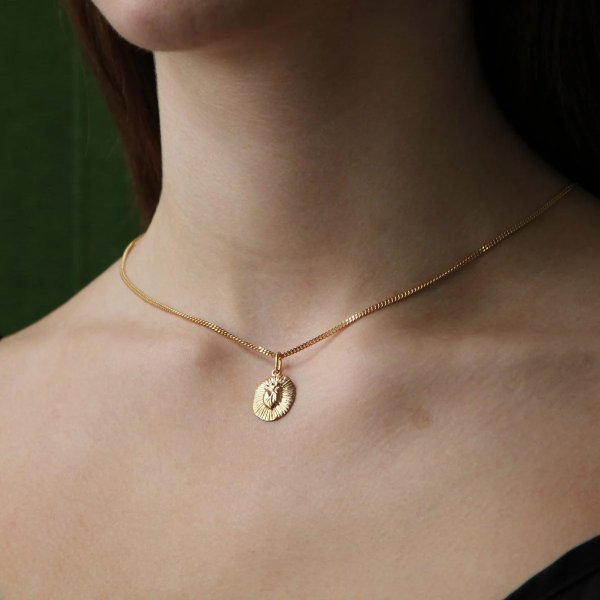 Björg Jewellery - Halsband Iconic Heart Embossed Guld