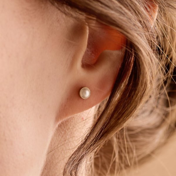 Blomdahl - Örhängen Bezel Pärla Vit Guld