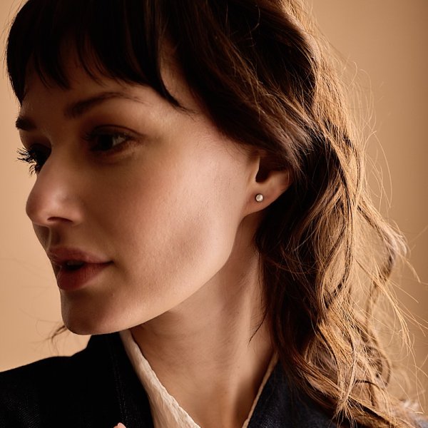 Blomdahl - Örhängen Bezel Pärla Vit Titan