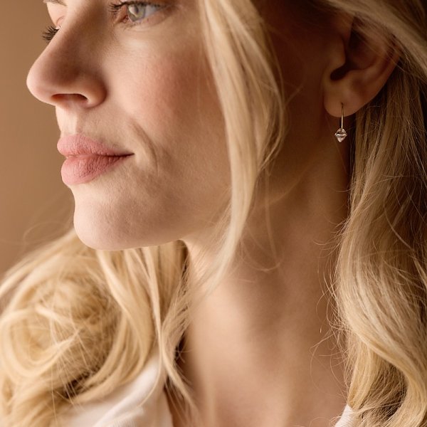 Blomdahl - Örhängen Bicone Titan Golden Crystal