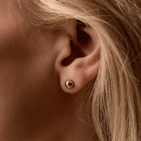 Blomdahl - Örhängen Half Titan Guld