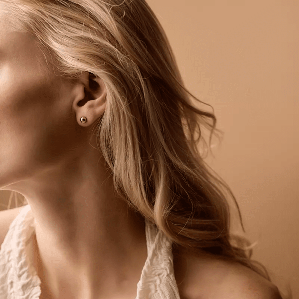 Blomdahl - Örhängen Half Titan Guld