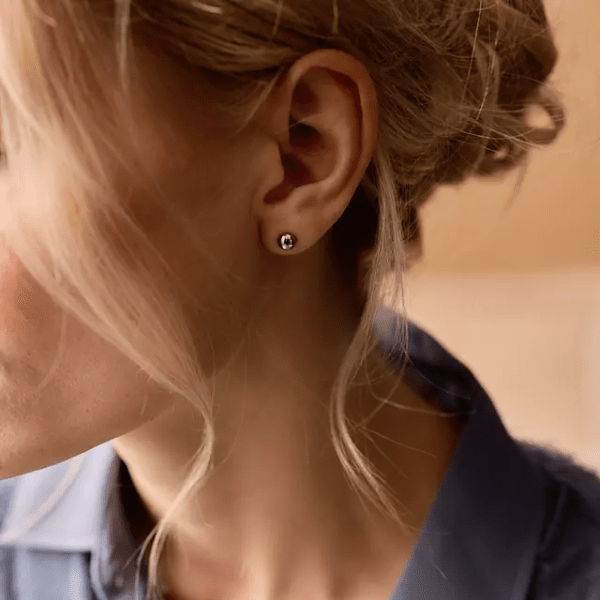 Blomdahl - Örhängen Half Titan Silver