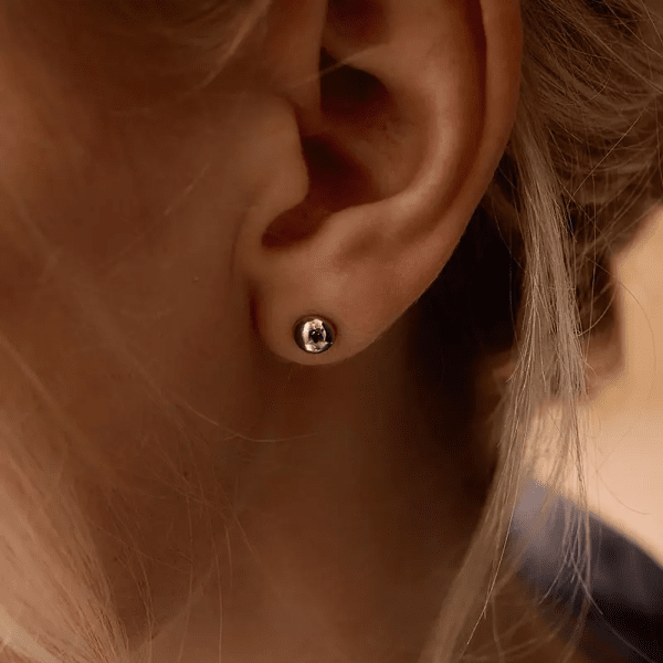 Blomdahl - Örhängen Half Titan Silver