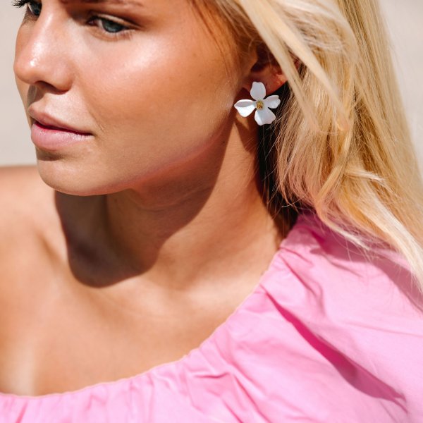 By Jolima - Örhängen Lily Flower Vit