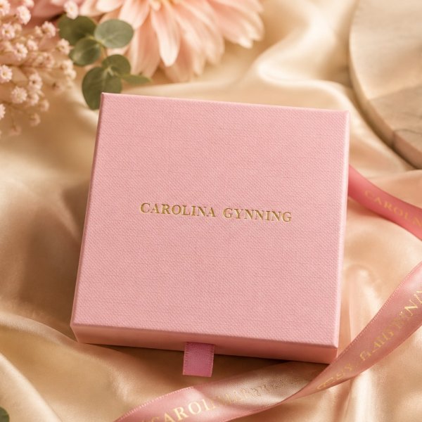 Carolina Gynning - Halsband Älskad Silver Medium