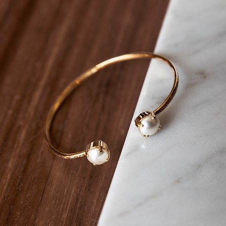 Caroline Svedbom - Armband Classic Stud Petite Pearl Vit