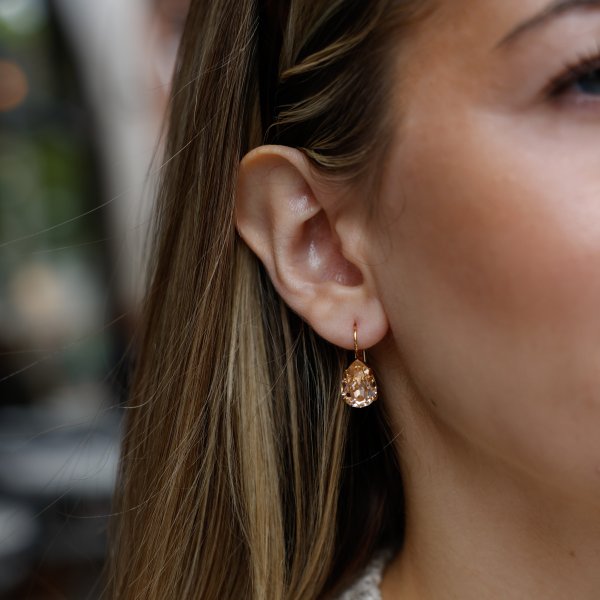 Caroline Svedbom - Örhängen Claps Mini Drop Guld Light Peach