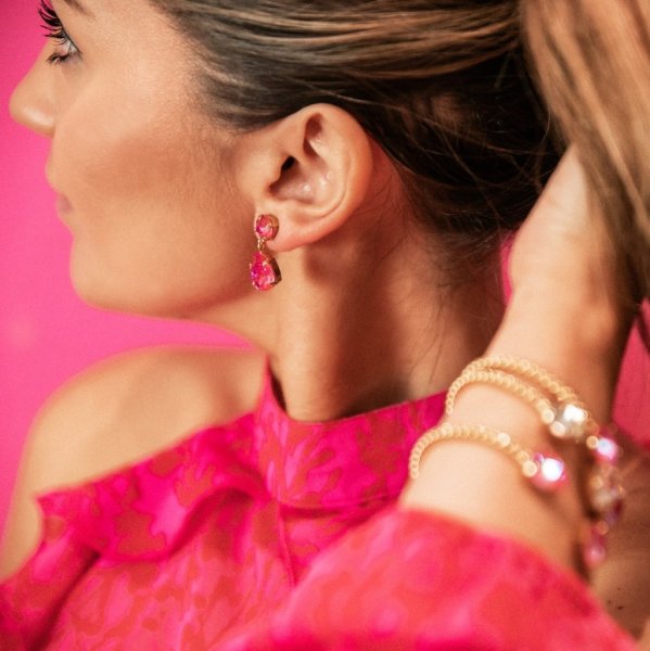 Caroline Svedbom - Örhängen Mini Drop Guld Royal Red Delite
