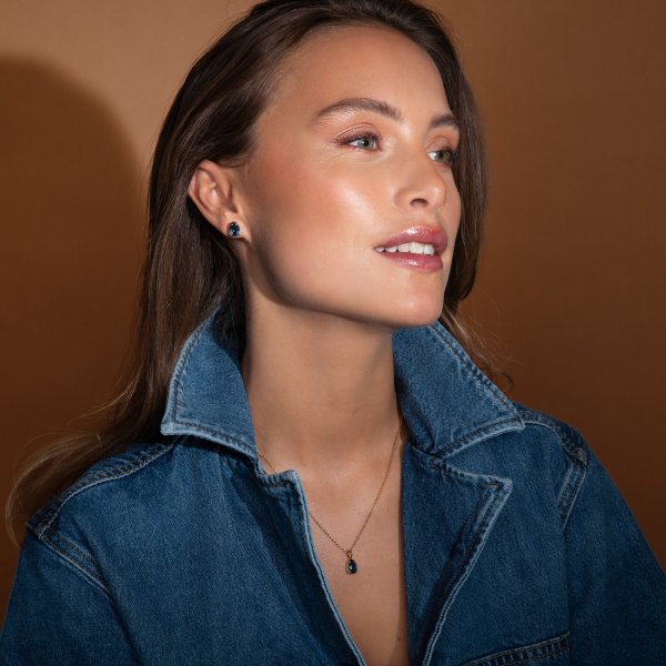 Caroline Svedbom - Örhängen Petite Drop Stud Rhodium Denim Blue