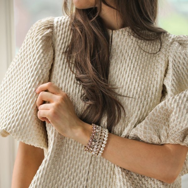 Caroline Svedbom - Armband Gia Stud Guld Greige Silk Combo