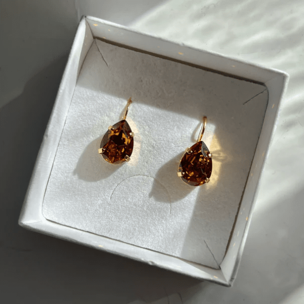 Caroline Svedbom - Örhängen Claps Mini Drop Guld Amber