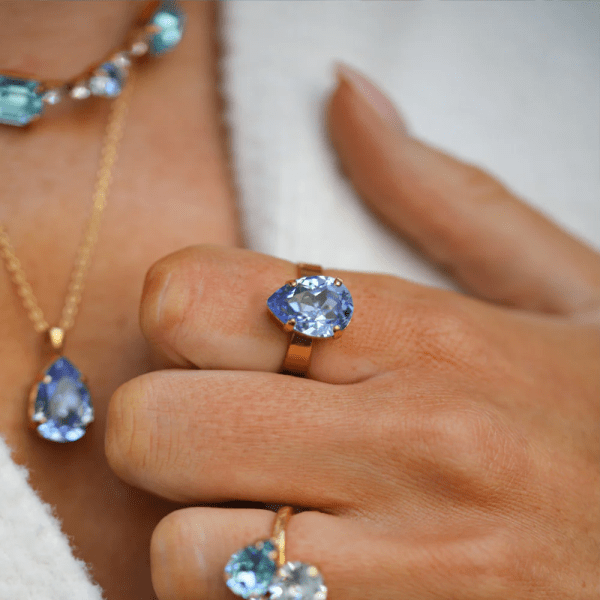 Caroline Svedbom - Ring Mini Drop Guld Light Sapphire