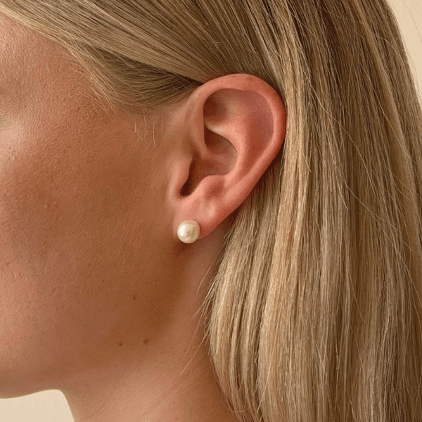 Snö of Sweden Örhängen Laney Medium Vit