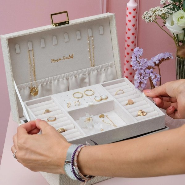 Maison Scarlett - Smyckeskrin Louise Linen Beige