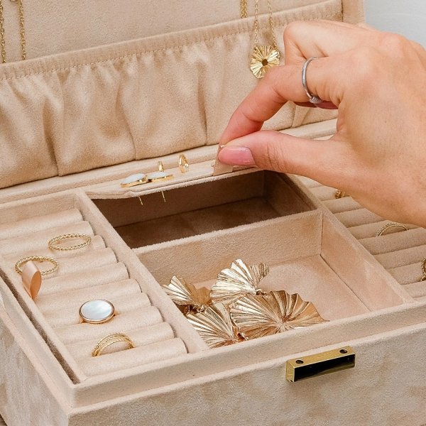 Maison Scarlett - Smyckeskrin Louise Velvet Beige