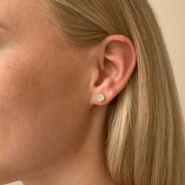 Snö of Sweden Örhängen Pi Stone Guld