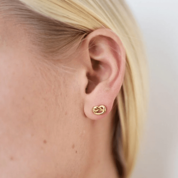 Sophie by Sophie - Örhängen Knot Studs Guld